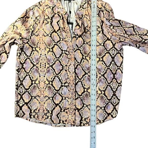 Chaser Women’s Blouse Size Small Denver Python Print Long Sleeve NWT $98 MSRP - Picture 9 of 10